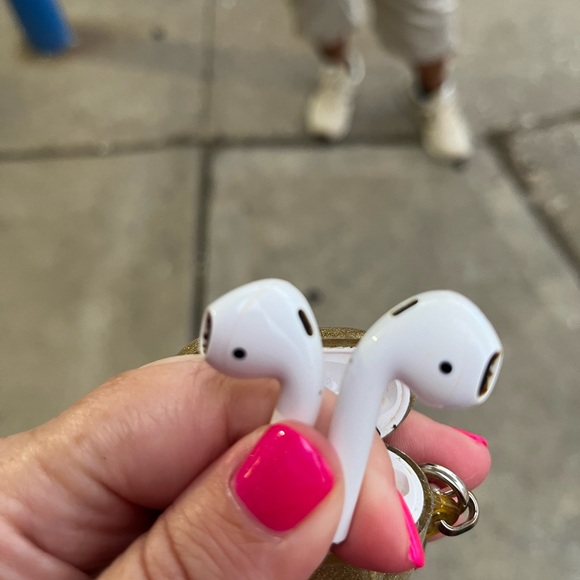 AirPods with Gold kate Spade case - Picture 2 of 3
